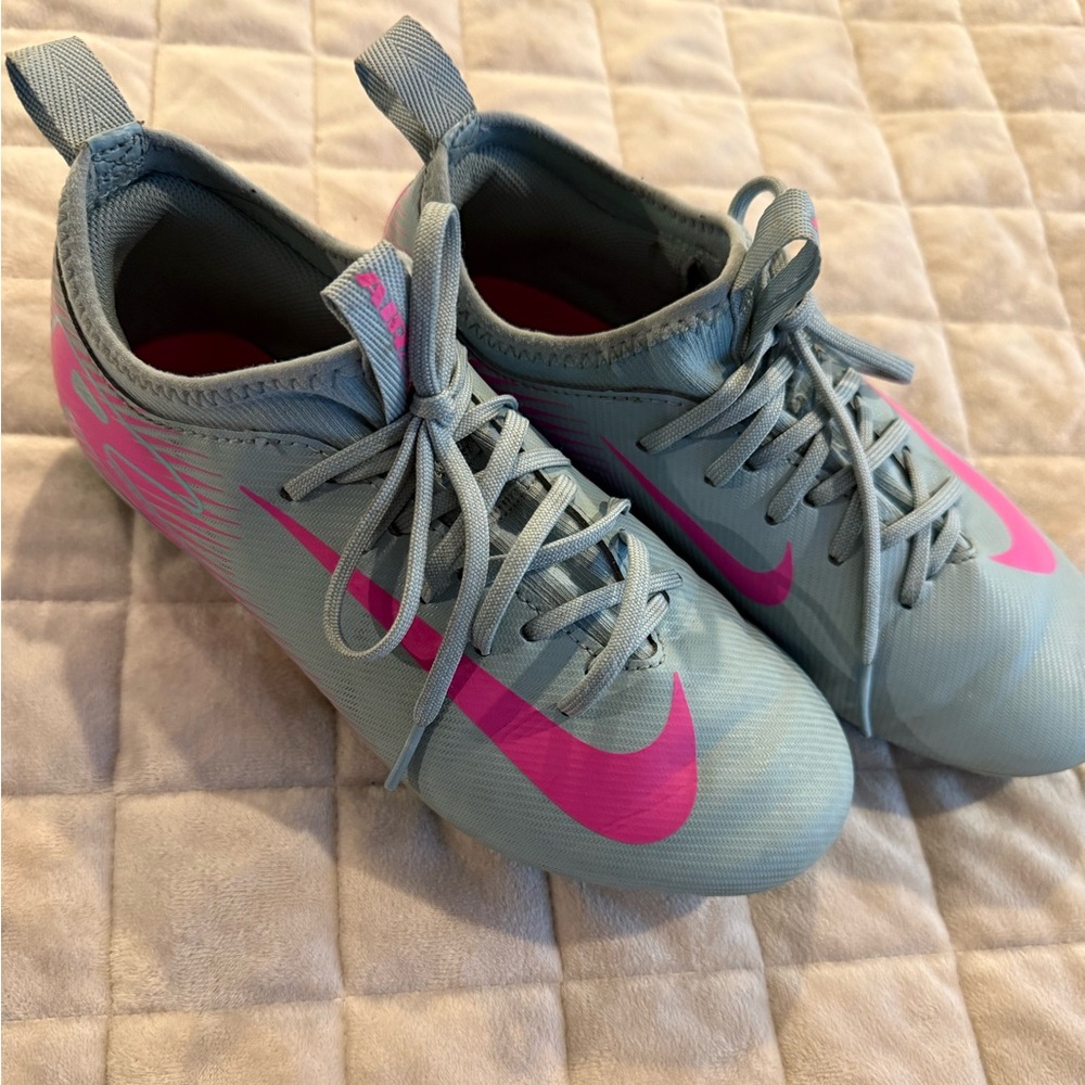 Nike Little Kid 2.5 Low Top Soccer Cleats. Worn one outdoor season.